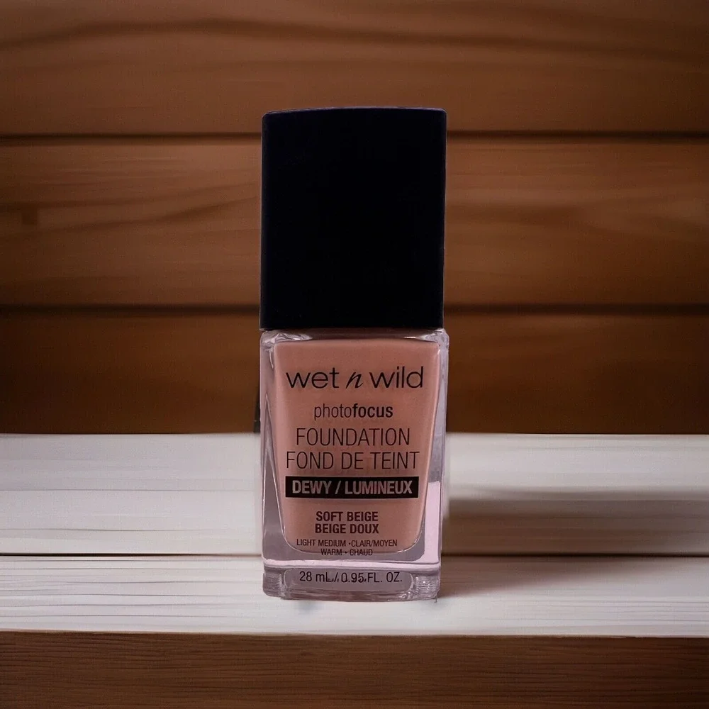 Wet n Wild Photofocus Foundation Dewy Lumineux Soft Beige 111522